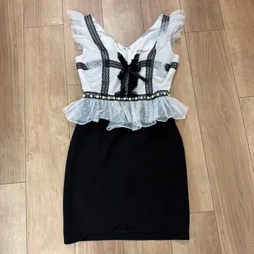 프릴 달린 타이트 드레스 화이트 블랙 robe de fle uer