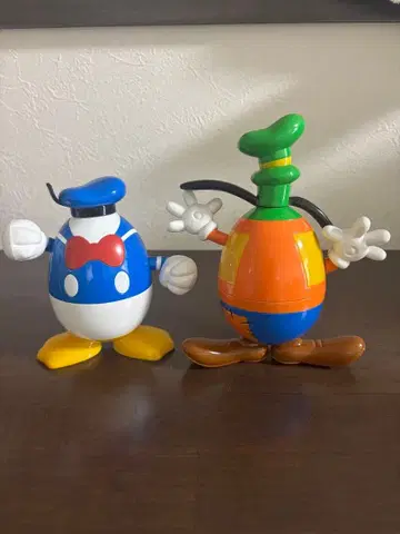 도널드 덕과 구피 2010년 부활절 피규어 세트 (마그넷식)