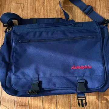 아델피아 메신저 백 네이비