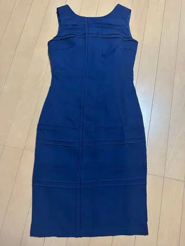 네이비 슬리브리스 타이트 드레스