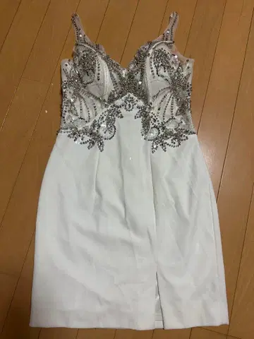 IRMA 화이트 비즈 자수 타이트 드레스