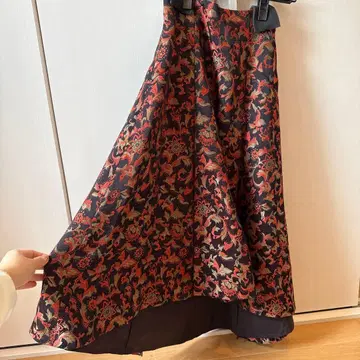플레어 스커트 블랙과 빨간색 꽃무늬
