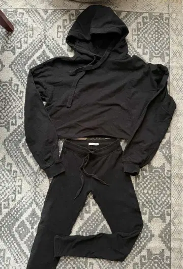 BERSHKA 블랙 크롭 후디 & 레깅스 셋업