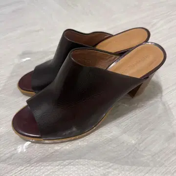 다크 브라운 오픈토 가죽 뮬