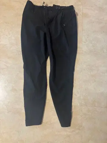 블랙 슬림핏 팬츠 허리 조절 기능 포함