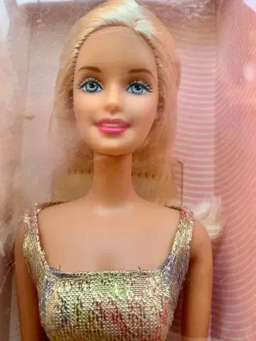 Barbie Chic 골드 드레스 인형 본체