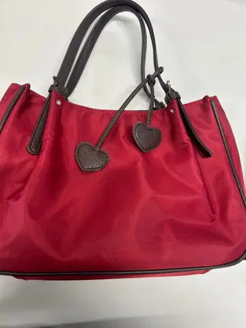빨간색 하트 모양 장식 핸드백