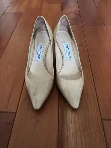 지미추 에나멜 펌프스 하이힐 베이지