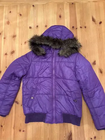 퍼 달린 보라색 다운 자켓