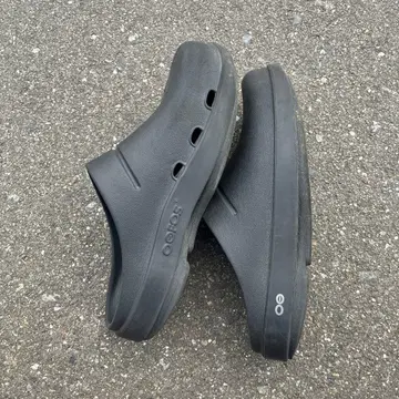 OOFOS 블랙 사보 샌들 EU40