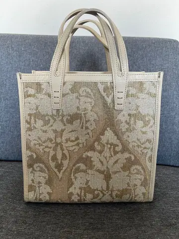 베이지 계열 토트백 장식 무늬