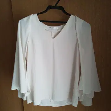 V넥 캡 슬리브의 엘레강트한 화이트 셔츠