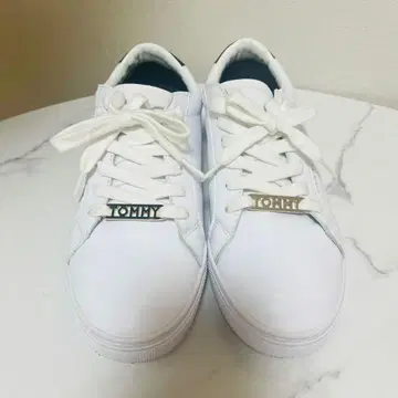 [새상품급] TOMMY HILFIGER 아이콘 가죽 스니커즈 23.5cm