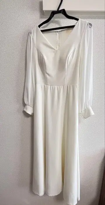 화이트 A라인 드레스 긴팔 버튼 포함