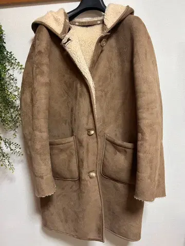 프리크 스토어 브라운 후드 부착 롱 무스탕 코트