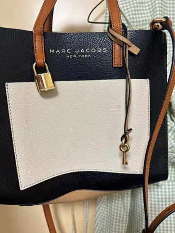 마크제이콥스 숄더백 블랙 x 화이트