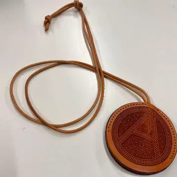 Mountain Research Round Key Case 목걸이