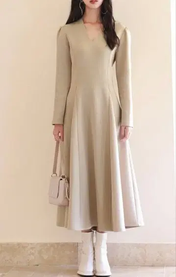 베이지 V넥 긴팔 플레어 원피스 SAISON DE PAPILLON