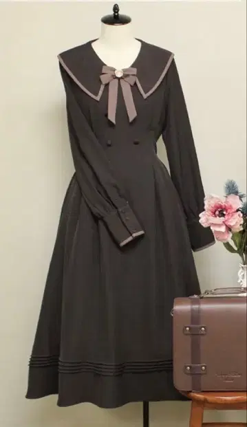 Amavel Voyage Famme 파이핑 원피스 브라운