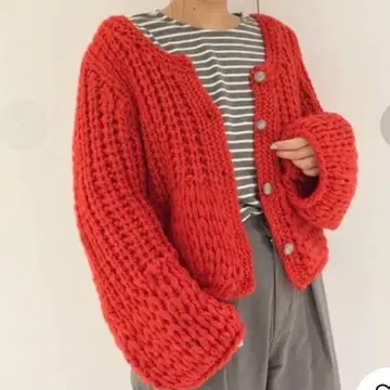 빨간색 니트 가디건