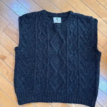 다크 그레이 케이블 니트 슬리브리스 베스트