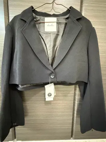 [택 포함 새상품] 다즐린 숏 슬리브 지퍼 자켓 블랙