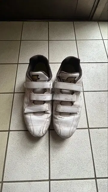 화이트 스파이크 슈즈