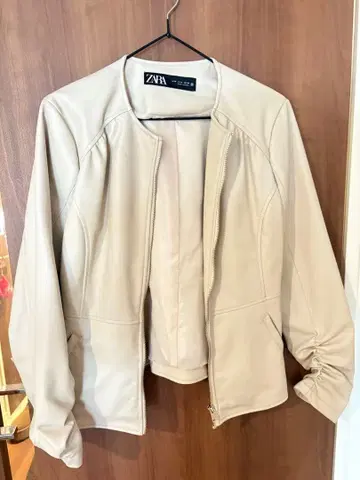 미사용 ZARA 인조 가죽 베이지 캐주얼 자켓