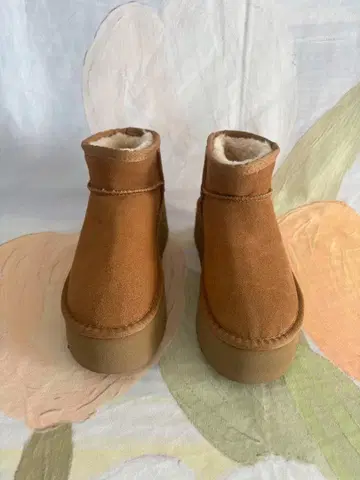 브라운 스웨이드 어그 부츠 통굽