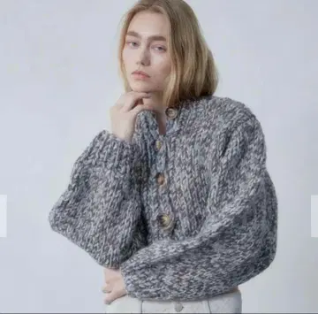 그레이 계열 버튼 니트 가디건