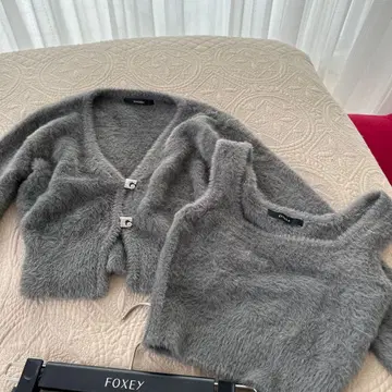 EMODA 그레이 V넥 크롭 니트