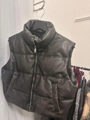 ZARA 다크 브라운 숏 다운 베스트