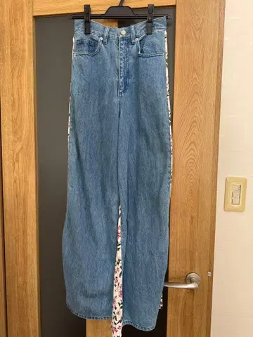 CLANE 데님 플라워 프린트 콤비 팬츠