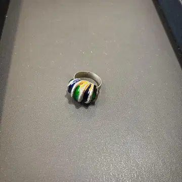 스트라이프 디자인의 금속제 반지