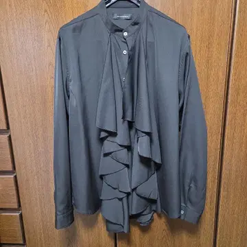 not conventional 프릴 셔츠