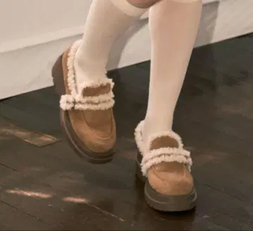 핀 벨트 장식 페이크 무스탕 신발 베이지 M 사이즈 완판템