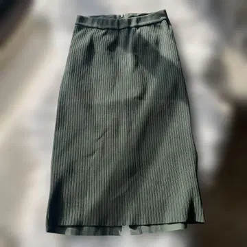 그린 리브 타이트 스커트 뒷 슬릿 있음