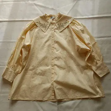 미사용 새상품 kapuwa 자수 들어간 크림색 셔츠