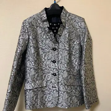 레이스 무늬 테일러드 자켓과 상의 세트