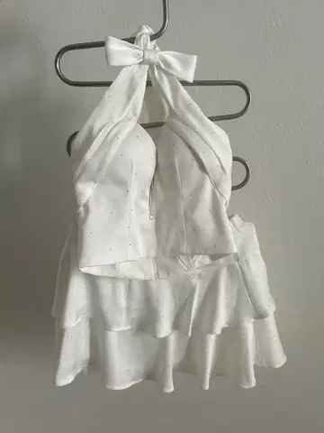 화이트 프릴 드레스