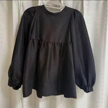 yori 샤이니 퍼프 블라우스 블랙