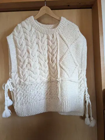 KHAKI 케이블 니트 베스트