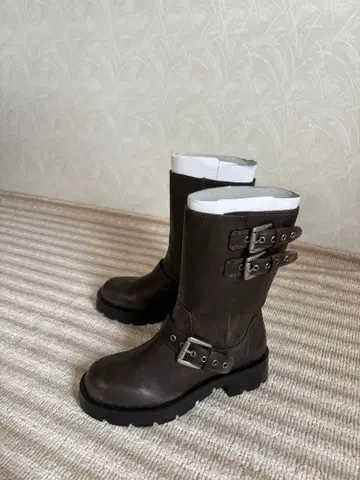ZARA 버클 달린 브라운 부츠