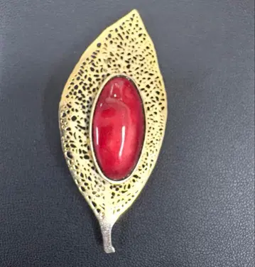 나뭇잎 모양 브로치 빨간색 스톤