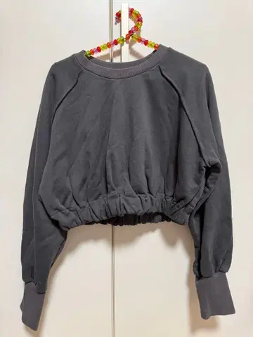 CAPRICIEUX LE MAGE 그레이 크롭 트레이닝복