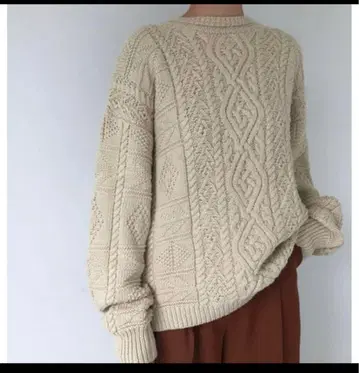 베이지 케이블 니트 긴팔 스웨터
