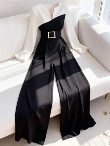 벨트 달린 블랙 화이트 올인원