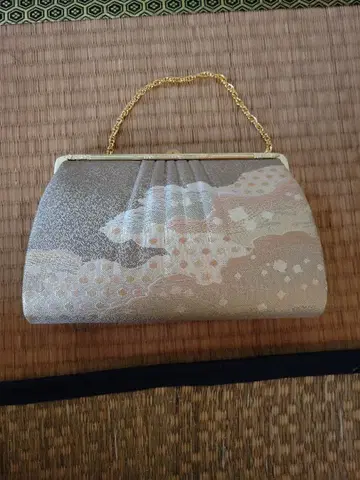 구름 무늬 일본 의류용 클러치백 화이트, 골드 백 손잡이 포함