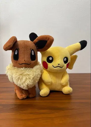 이브이와 피카츄 봉제 인형 세트