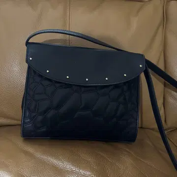 블랙 숄더백 육각형 스티치 천연 가죽